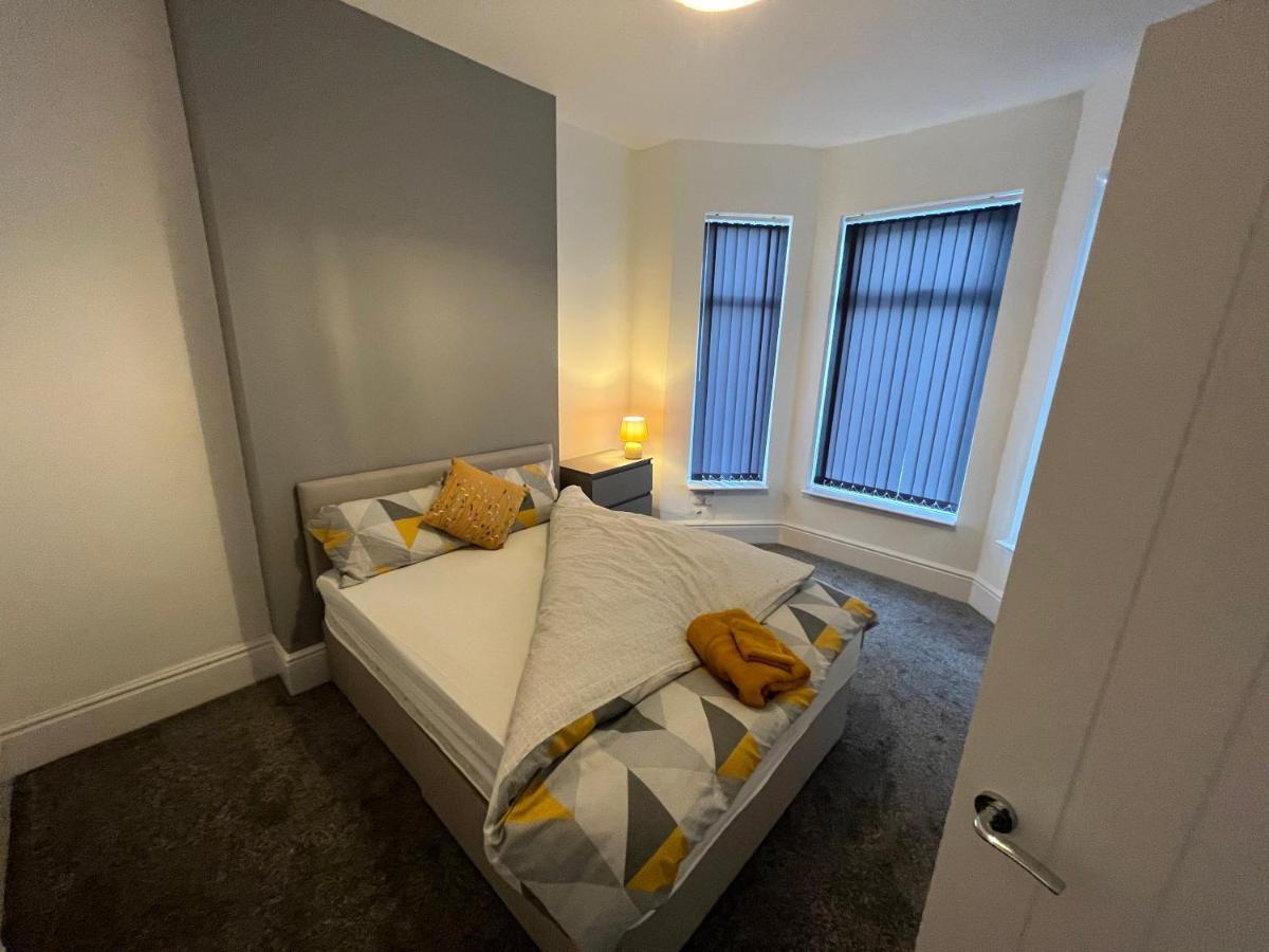 Amazing 8 Person 4 Bedroom And 2 Bathroom Mega House! Kingston upon Hull Esterno foto